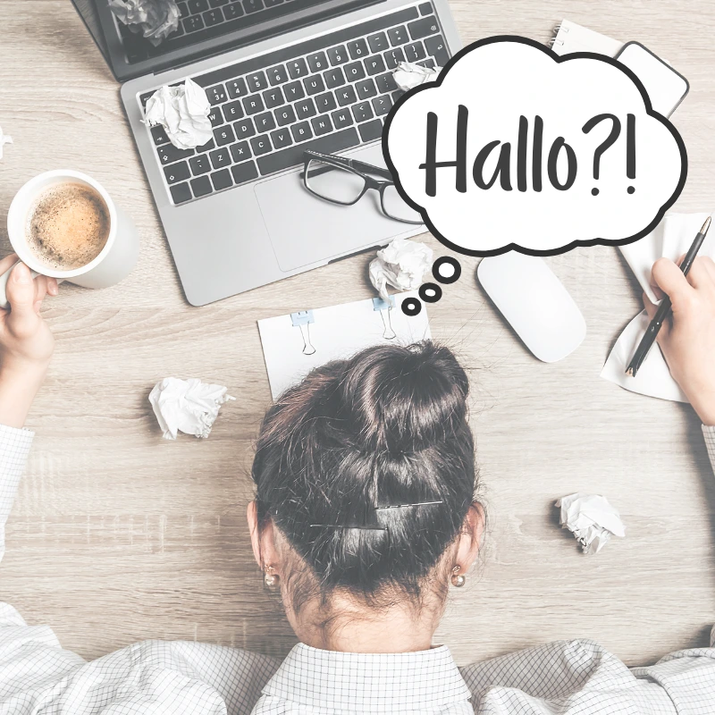 Online Unsichtbar Frau erschöpft vor Computer und denkt "Hallo?!)