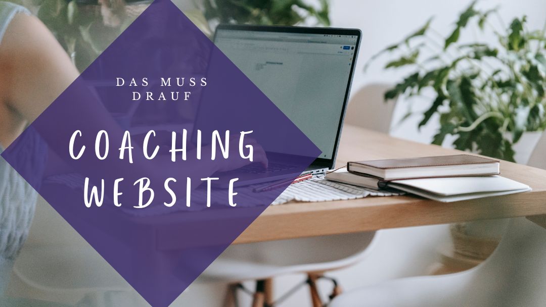 Das muss drauf. Coaching Website. Jemand tippt an Tastatur